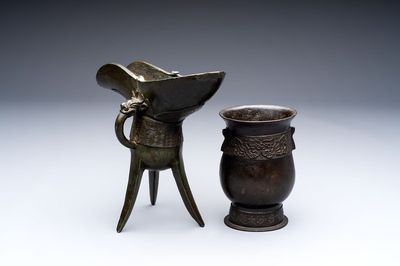 Two Chinese archaistic bronze ritual wine vessels, 'jue 爵' and 'zhi 觶', Ming