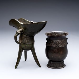 Two Chinese archaistic bronze ritual wine vessels, 'jue 爵' and 'zhi 觶', Ming — 照片 1