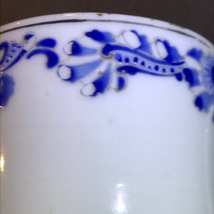 Two Chinese armorial cups and a saucer, Yongzheng — 照片 16