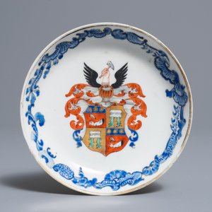 Two Chinese armorial cups and a saucer, Yongzheng — 照片 2