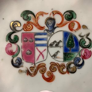Two Chinese armorial Dutch market famille rose pattipan and a spoon rest, Qianlong — 照片 12