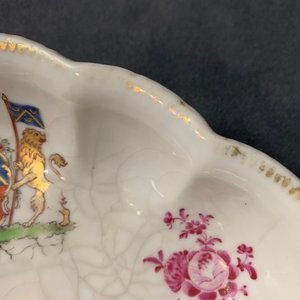 Two Chinese armorial Dutch market famille rose pattipan and a spoon rest, Qianlong — 照片 6