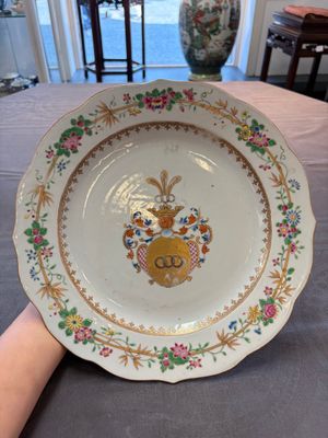 Two Chinese armorial plates and a saucer with the arms of Zur Megede, Rhenius and Chute, Qianlong — 照片 1