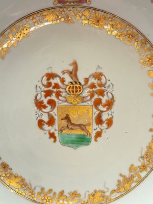 Two Chinese armorial plates and a saucer with the arms of Zur Megede, Rhenius and Chute, Qianlong — 照片 6