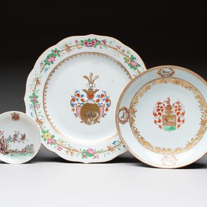 Two Chinese armorial plates and a saucer with the arms of Zur Megede, Rhenius and Chute, Qianlong — 照片 1