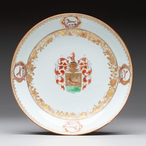 Two Chinese armorial plates and a saucer with the arms of Zur Megede, Rhenius and Chute, Qianlong — 照片 4