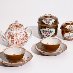 Two Chinese Batavian ware covered bowls, two cups and saucers, and a Japanese Imari teapot, 18th C. — 照片 1