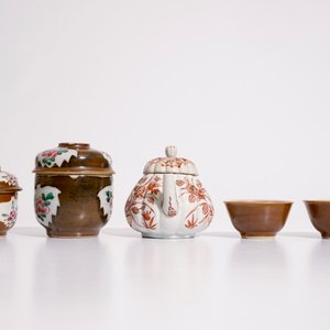 Two Chinese Batavian ware covered bowls, two cups and saucers, and a Japanese Imari teapot, 18th C. — 照片 6