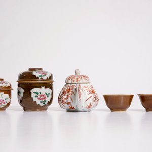 Two Chinese Batavian ware covered bowls, two cups and saucers, and a Japanese Imari teapot, 18th C. — 照片 8