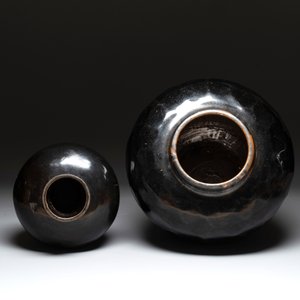 Two Chinese black-glazed jars, 17/18th C. — 照片 5