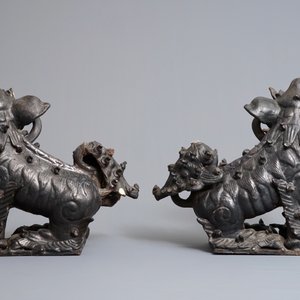 Two Chinese black-glazed roof tiles shaped as Buddhist lions, 19th C. — photo 4