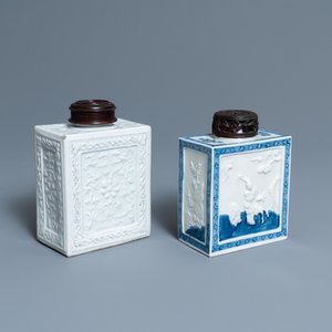 Two Chinese blanc de Chine and blue and white relief-moulded tea caddies, 19th C. — 照片 1