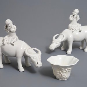Two Chinese blanc de Chine groups of fluteplayers on buffalo and a floral wine cup, 18/19th C. — 照片 1
