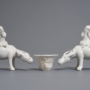 Two Chinese blanc de Chine groups of fluteplayers on buffalo and a floral wine cup, 18/19th C. — 照片 2