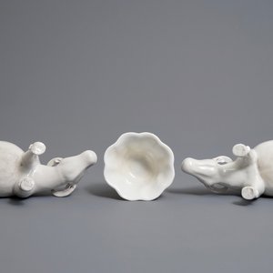 Two Chinese blanc de Chine groups of fluteplayers on buffalo and a floral wine cup, 18/19th C. — 照片 6