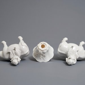 Two Chinese blanc de Chine groups of fluteplayers on buffalo and a floral wine cup, 18/19th C. — 照片 7