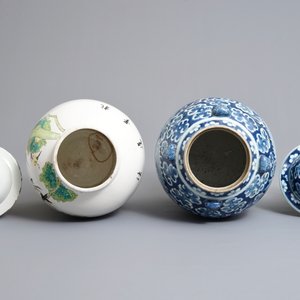 Two Chinese blue and white and famille rose vases and covers, 19/20th C. — 照片 5