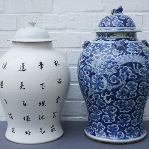 Two Chinese blue and white and famille rose vases and covers, 19/20th C. — 照片 8