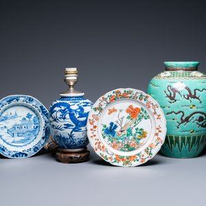 Two Chinese blue and white and famille verte dishes and two vases, Kangxi and later — photo 1