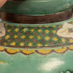 Two Chinese blue and white and famille verte dishes and two vases, Kangxi and later — photo 13