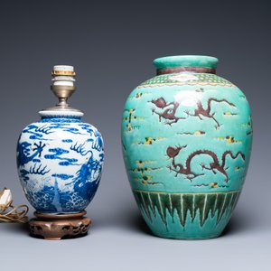 Two Chinese blue and white and famille verte dishes and two vases, Kangxi and later — photo 5