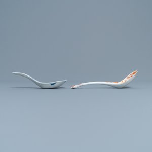 Two Chinese blue and white and iron red spoons with bats and a dragon, 19/20th C. — 照片 5