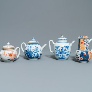 Two Chinese blue and white and two Imari-style teapots and covers, Kangxi/Qianlong — photo 1