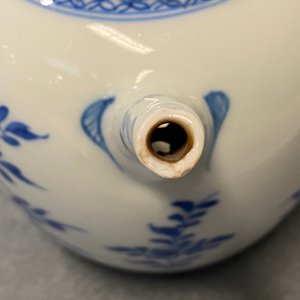 Two Chinese blue and white and two Imari-style teapots and covers, Kangxi/Qianlong — photo 14