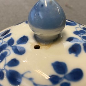 Two Chinese blue and white and two Imari-style teapots and covers, Kangxi/Qianlong — photo 16