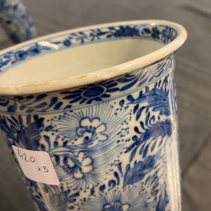 Two Chinese blue and white beaker vases and a bottle vase, Kangxi/Qianlong — 照片 14