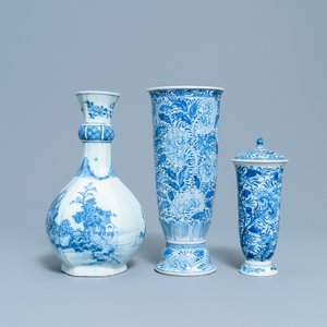 Two Chinese blue and white beaker vases and a bottle vase, Kangxi/Qianlong — 照片 2
