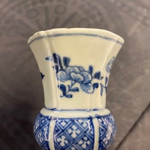 Two Chinese blue and white beaker vases and a bottle vase, Kangxi/Qianlong — 照片 21