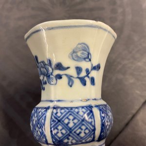 Two Chinese blue and white beaker vases and a bottle vase, Kangxi/Qianlong — 照片 22