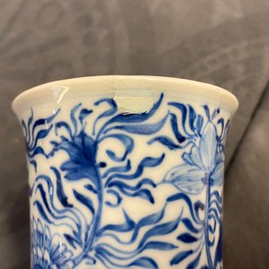 Two Chinese blue and white beaker vases and a bottle vase, Kangxi/Qianlong — 照片 8