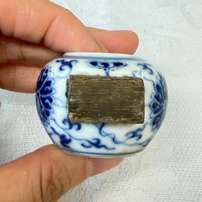 Two Chinese blue and white bird feeders with lotus scroll design and the Eight Immortals — photo 5