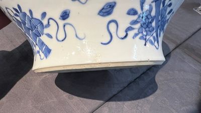 Two Chinese blue and white 'Bleu de Hue' jars for the Vietnamese market, 19th C. — 照片 5