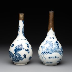 Two Chinese blue and white 'Bleu de Hue' vases with a phoenix for the Vietnamese market, Tho 壽 and Nội phủ thị nam 內府侍南 mark, 19th C. — foto 1