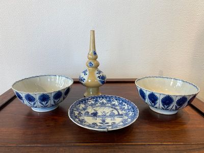 Two Chinese blue and white bowls, a small plate and a café-au-lait ground sprinkler, Kangxi — 照片 1
