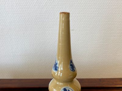 Two Chinese blue and white bowls, a small plate and a café-au-lait ground sprinkler, Kangxi — 照片 12