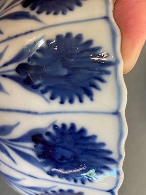 Two Chinese blue and white bowls, a small plate and a café-au-lait ground sprinkler, Kangxi — 照片 13