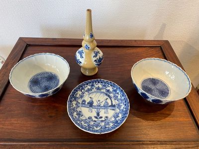 Two Chinese blue and white bowls, a small plate and a café-au-lait ground sprinkler, Kangxi — 照片 2