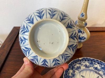 Two Chinese blue and white bowls, a small plate and a café-au-lait ground sprinkler, Kangxi — 照片 4