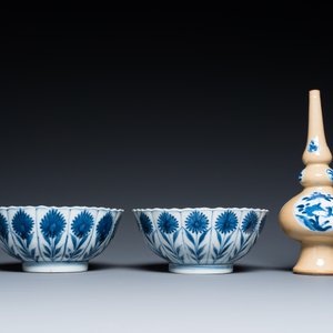 Two Chinese blue and white bowls, a small plate and a café-au-lait ground sprinkler, Kangxi — 照片 5
