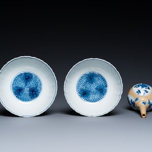 Two Chinese blue and white bowls, a small plate and a café-au-lait ground sprinkler, Kangxi — 照片 8