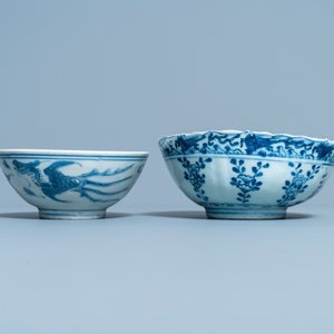 Two Chinese blue and white bowls and a bronze vase, Ming — photo 4