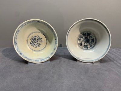 Two Chinese blue and white bowls, two jarlets and two ewers, Ming — photo 1