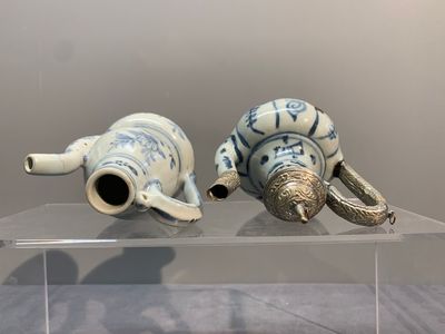 Two Chinese blue and white bowls, two jarlets and two ewers, Ming — photo 14