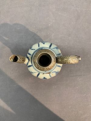 Two Chinese blue and white bowls, two jarlets and two ewers, Ming — photo 15
