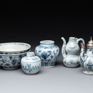 Two Chinese blue and white bowls, two jarlets and two ewers, Ming — photo 1
