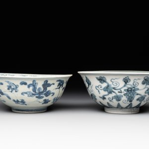 Two Chinese blue and white bowls, two jarlets and two ewers, Ming — photo 12